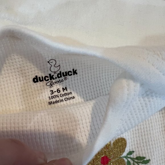 3 Onesies 2 Plain and 1 With A Decorative Design For Mom 3 - 6 Months - Picture 4 of 7